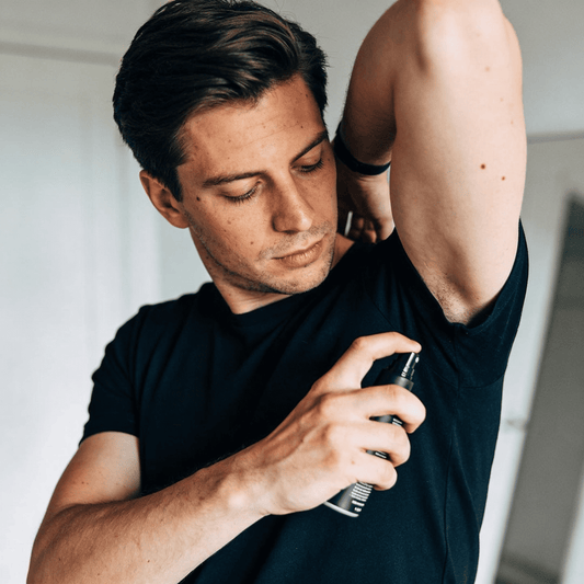 Traces de déodorant sur vos vêtements : 5 astuces ultra efficaces pour ne plus jamais en avoir !